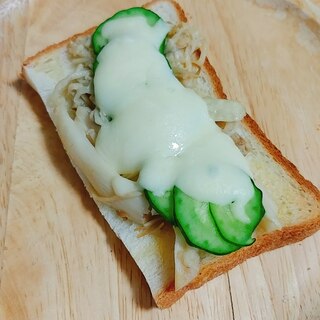 きのこのバター炒めときゅうりのチーズトースト